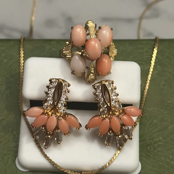 Coral and gold Jewelry Set - Picture 5 of 10